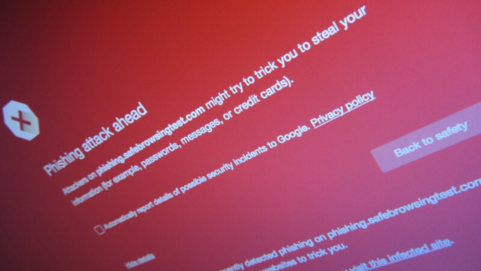 Aviso de "phishing" que muestra el navegador Chrome cuando se trata de acceder a una web identificada como fraudulenta.