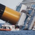 El capitán Francesco Schettino hizo que la embarcación pasara muy cerca de la Isla de Giglio, al suroeste de la Toscana, lo que provocó que el Costa Concordia chocara contra una gran piedra