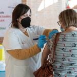 Una enfermera del servicio murciano de salud administra la tercera dosis de la vacuna de Moderna contra el Covid 19 a una mujer