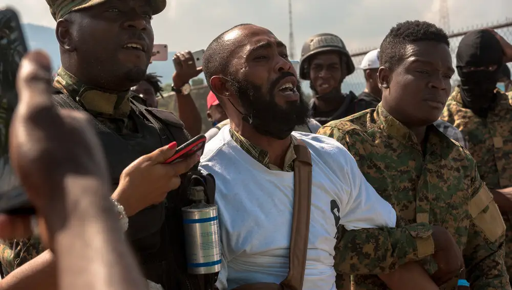Un hombre da gritos por el asesinado presidente Jovenel Moise durante una ceremonia en honor a las víctimas del terremoto de 2010 en Puerto Príncipe (Haití).