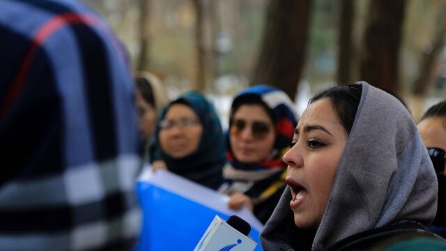 Mujeres y activistas con una pancarta en una protesta en Kabul, Afganistán, a 12 de enero de 2021.