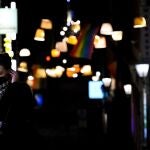 Una mujer camina con mascarilla por una calle de Moenchengladbach, en Alemania