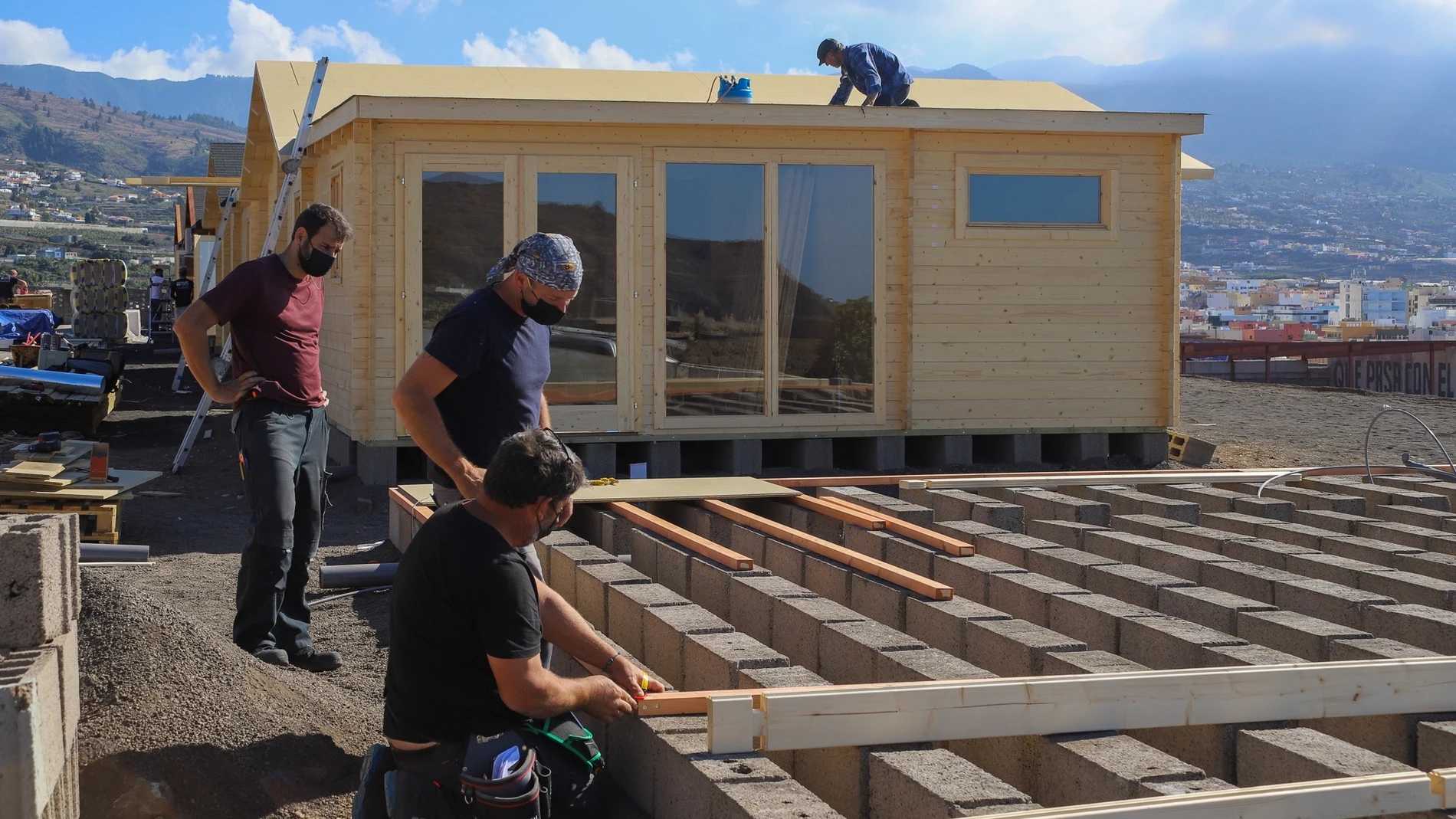 Viviendas modulares que están siendo instaladas en Los Llanos de Aridane para realojar a familias que perdieron su casa durante la erupción