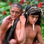 Tawy Zoé carga con su padre por la selva del Amazonas en Brasil para que se pueda vacunar