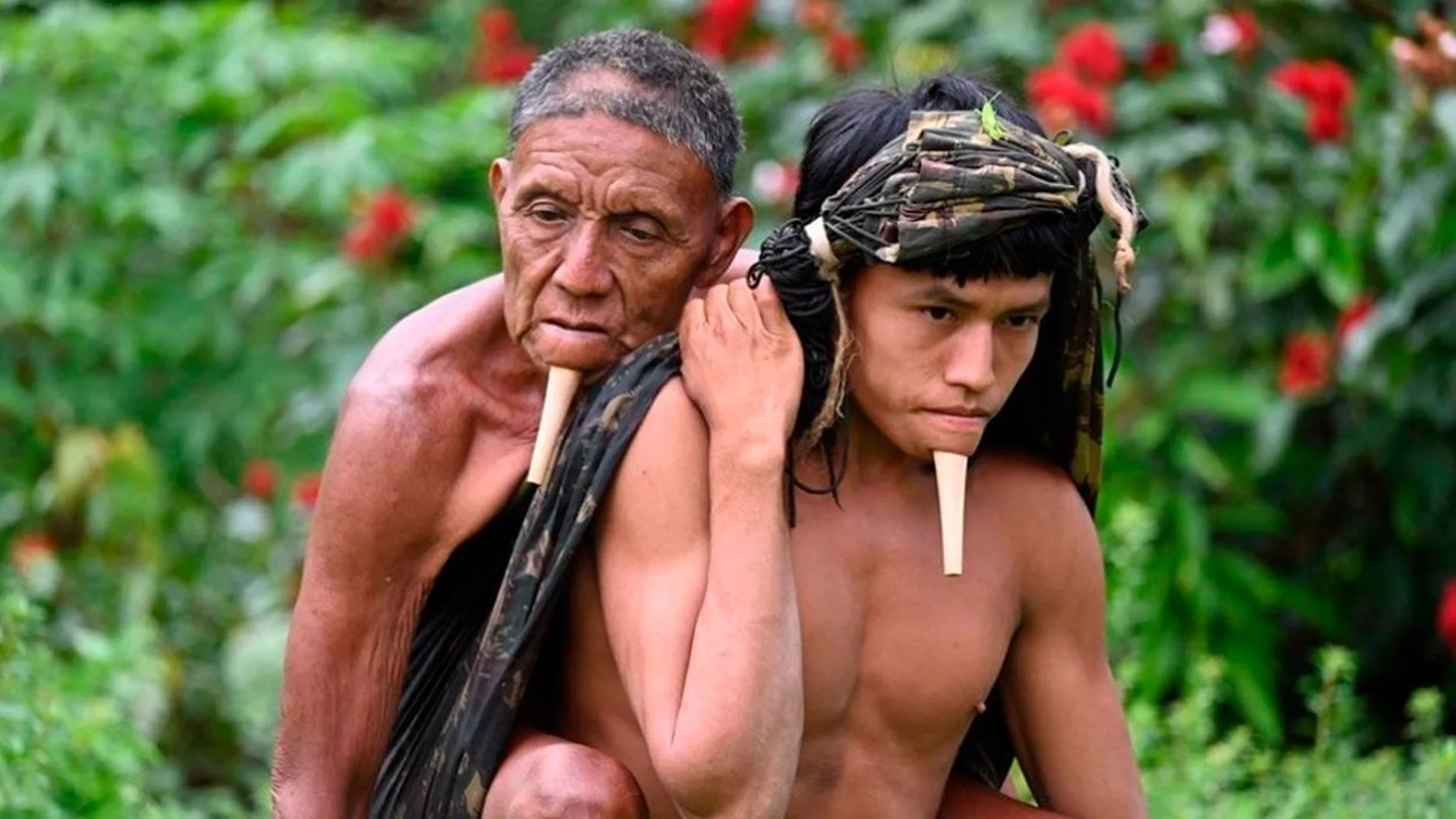 Tawy Zoé carga con su padre por la selva del Amazonas en Brasil para que se pueda vacunar
