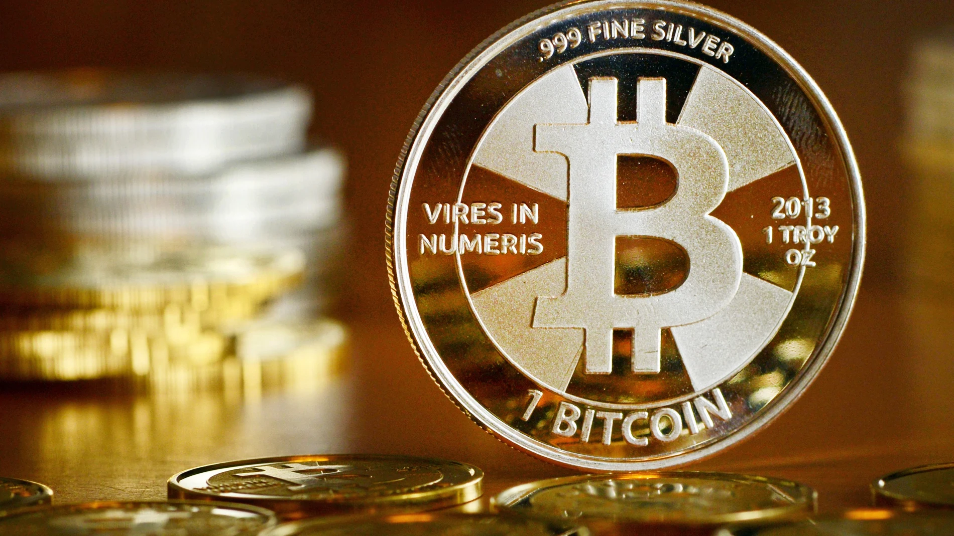 Vista general de una moneda con el logotipo de la criptomoneda Bitcoin en una tienda de monedas