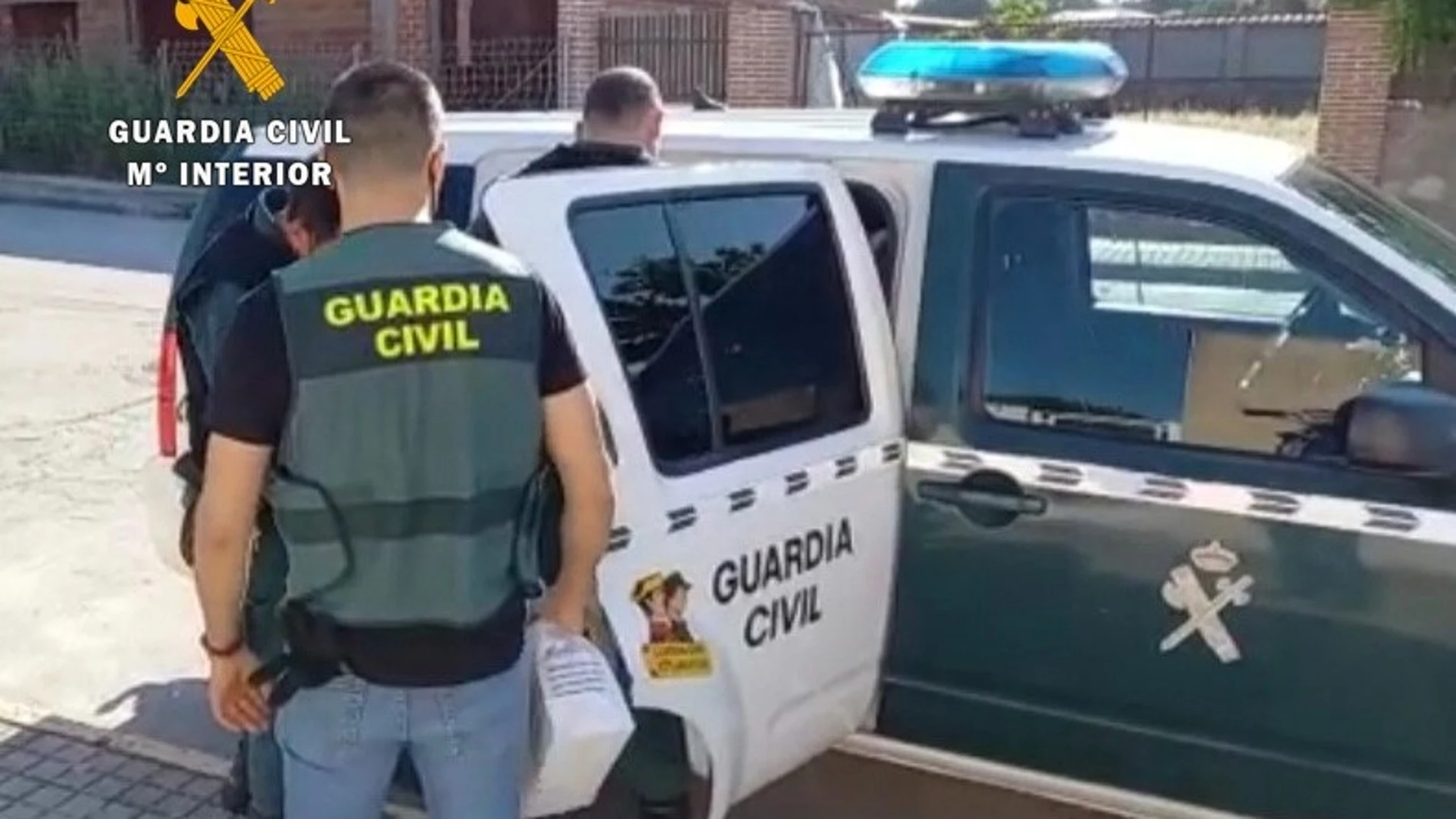 Imagen de archivo de agentes de la Guardia Civil durante una detención