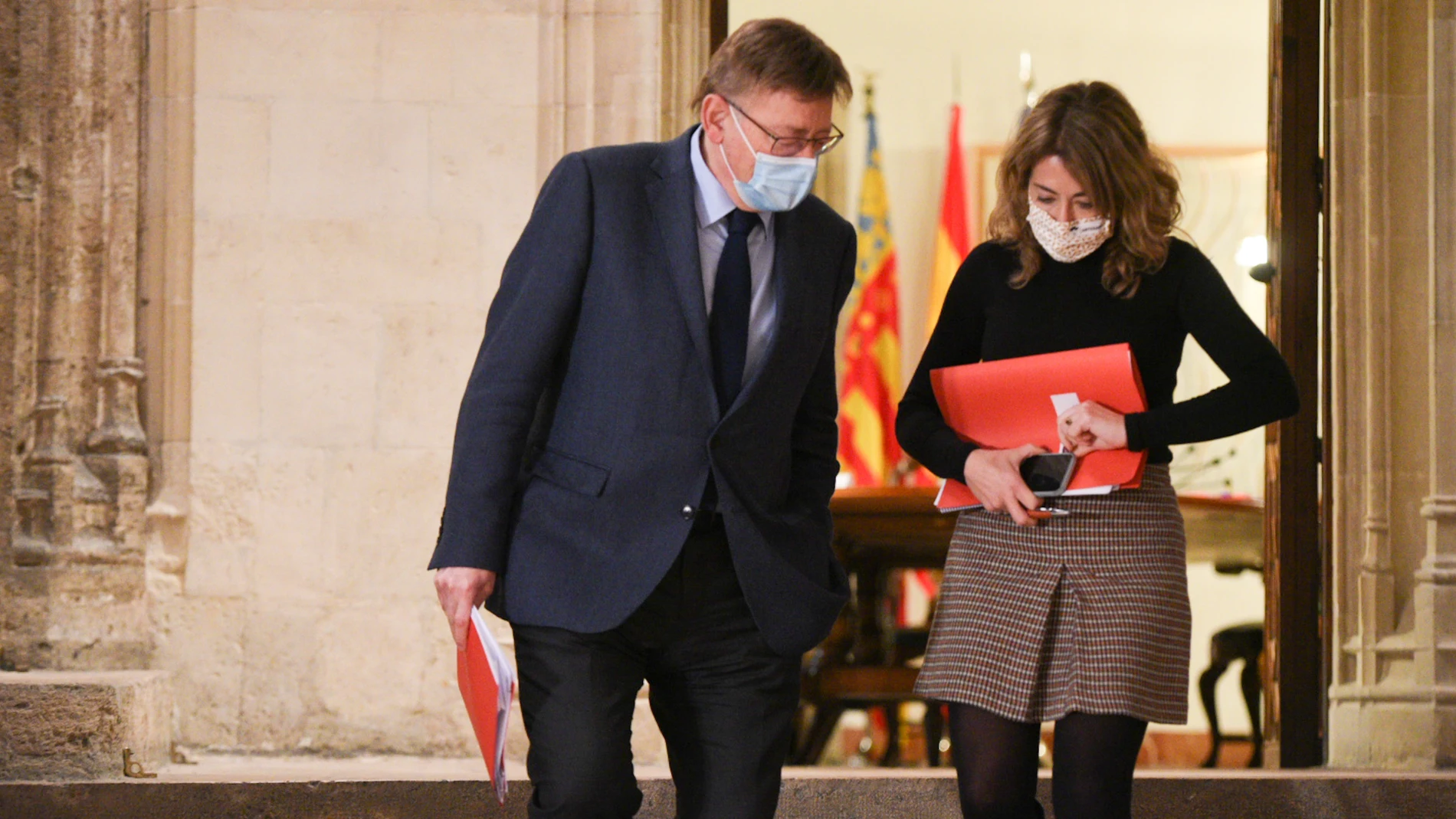 La ministra de Transportes, Movilidad y Agenda Urbana, Raquel Sánchez, y el presidente de la Generalitat valenciana, Ximo Puig, a su llegada a una reunión al Palau de la Generalitat