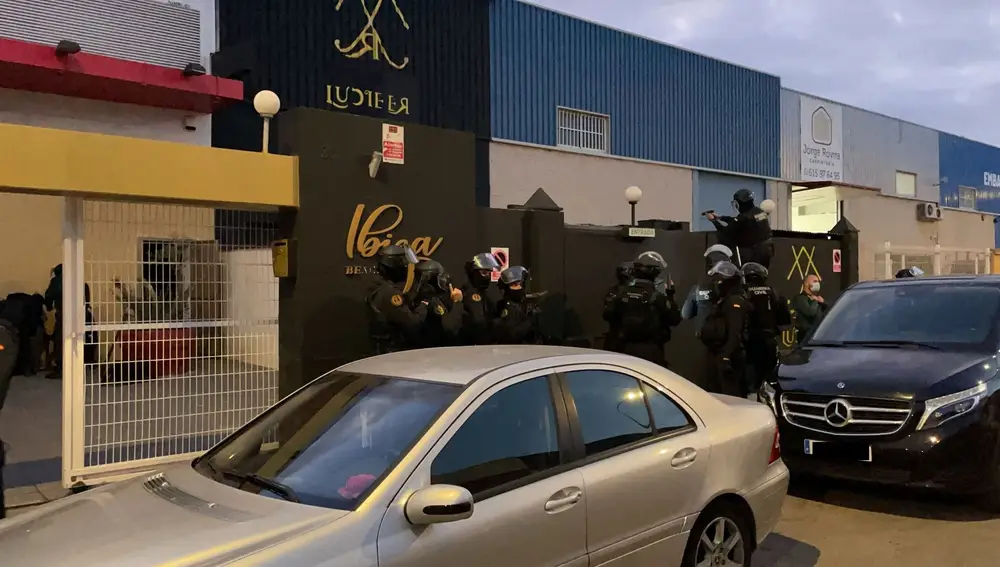 Imagen del dispositivo de la Guardia Civil contra el narcotráfico en El Ejido (Almería) | Fuente: EFE/Carlos Barba