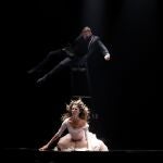 La actriz Juana Acosta y el bailarín Chevi Muraday durante el pase gráfico de la obra "El perdón"