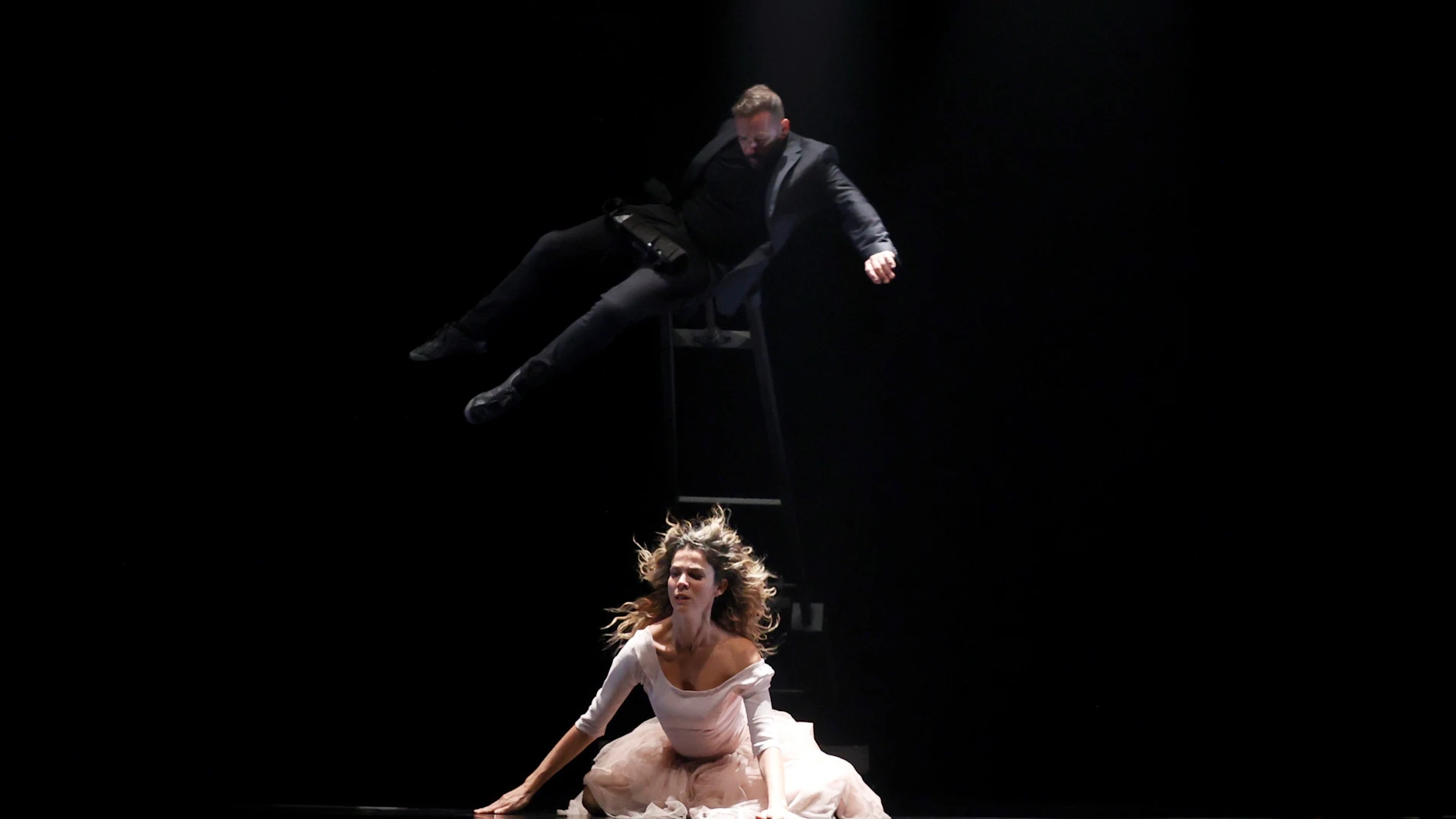 La actriz Juana Acosta y el bailarín Chevi Muraday durante el pase gráfico de la obra "El perdón"
