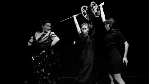 Alicia Montesquiu (dcha.), Alicia Cabrera (centro) y Ana Turpin son las hermanas y la amante de Manolete, respectivamente