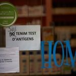 Una farmacia del centro de Barcelona anuncia la venta de test de antígenos