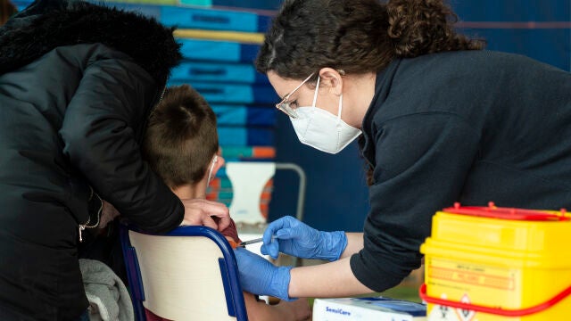 Un niño recibe la vacuna contra el Covid-19, en el CEIP Manel García Grau, a 13 de enero de 2022, en Castellón de la Plana, Comunidad Valenciana, (España)