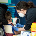 Un niño recibe la vacuna contra el Covid-19, en el CEIP Manel García Grau, a 13 de enero de 2022, en Castellón de la Plana, Comunidad Valenciana, (España)