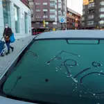Un coche con los cristales helados en una calle de Zaragoza