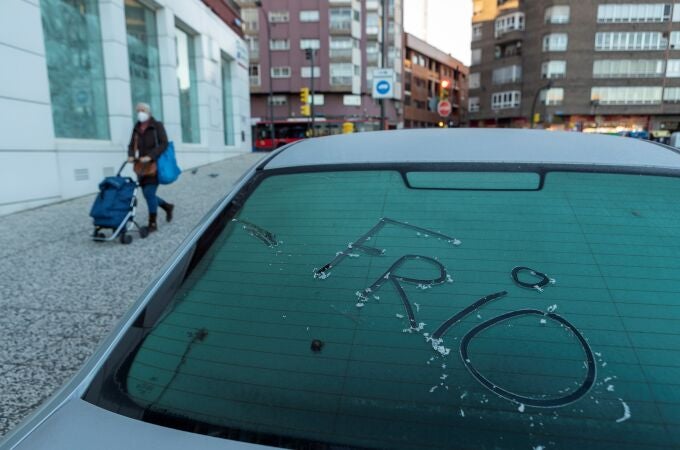 Un coche con los cristales helados en una calle de Zaragoza