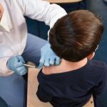 Un niño recibe la vacuna contra el Covid-19, en el CEIP Campanar en Valencia