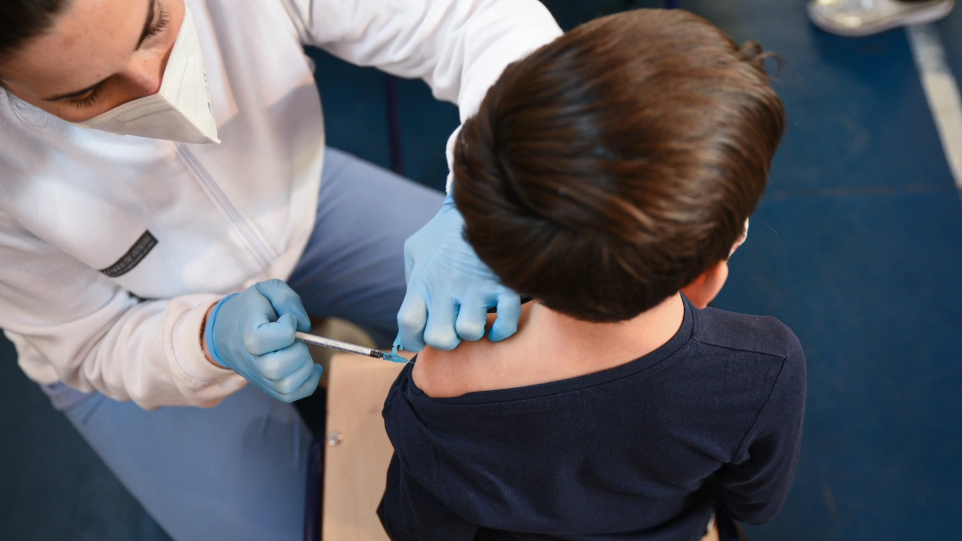 Un niño recibe la vacuna contra el Covid-19, en el CEIP Campanar en Valencia
