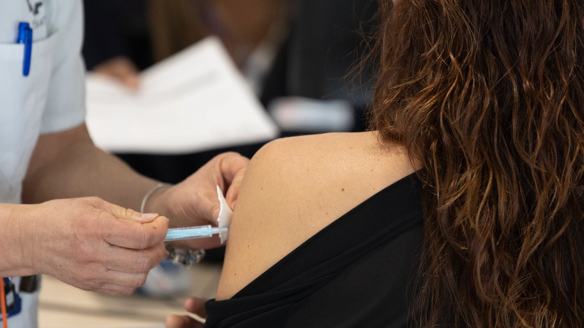 Una mujer recibe la tercera dosis de la vacuna contra el Covid-19 en Madrid