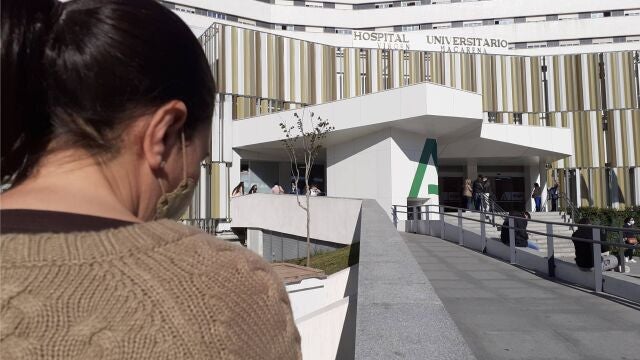 Una mujer, ante el Hospital Macarena de Sevilla