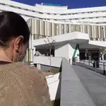Una mujer, ante el Hospital Macarena de Sevilla
