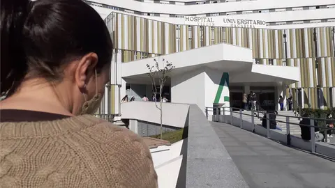Una mujer, ante el Hospital Macarena de Sevilla