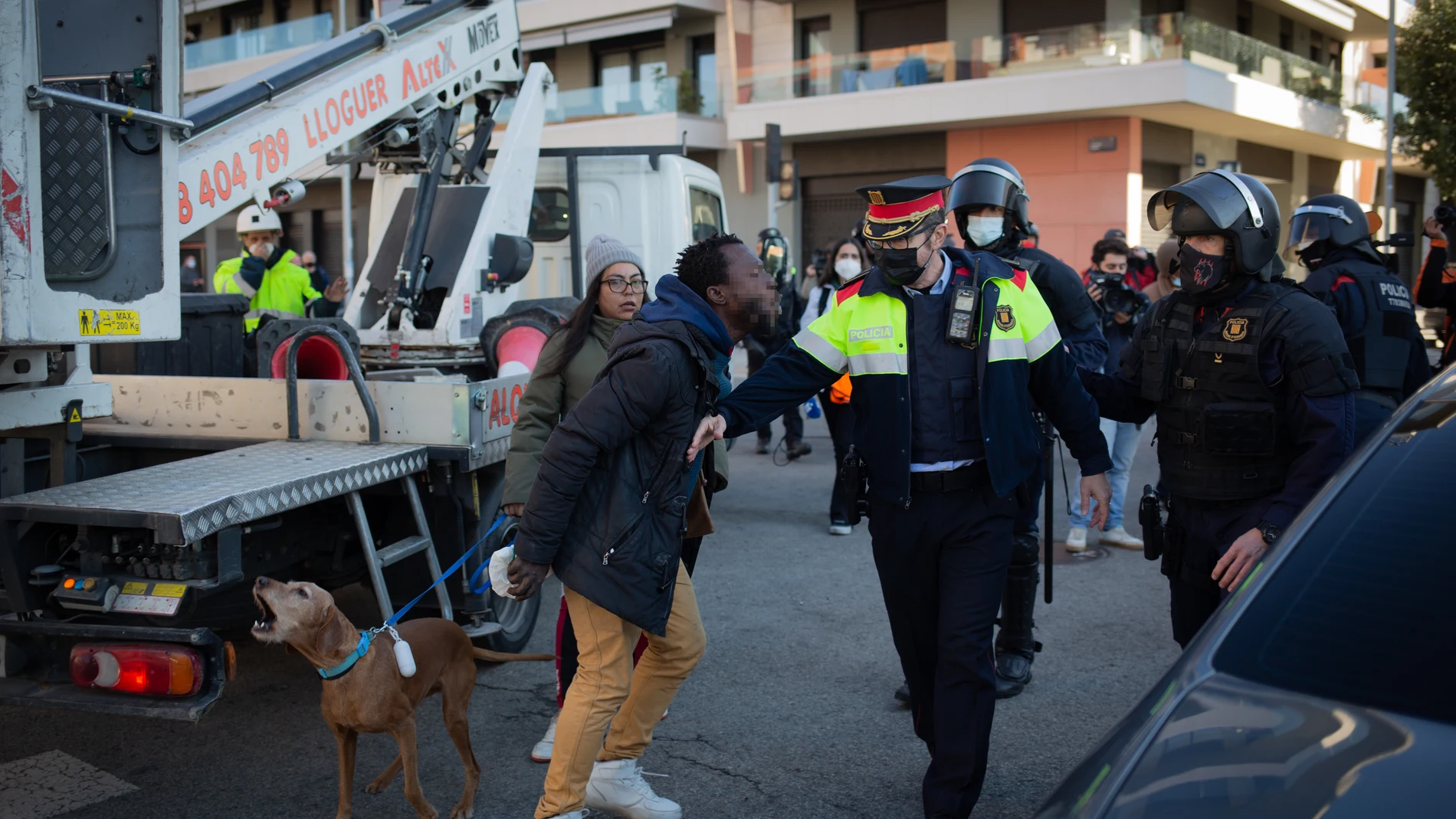 Un hombre increpa al vehículo del exalcalde de Badalona (Barcelona) y concejal del PP Xavier García Albiol, en las inmediaciones donde se produjo el desalojo de una nave industrial okupada que se encuentra en desuso en la calle Progrés de Badalona. David Zorrakino / Europa Press