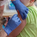 Un niño recibe la vacuna contra el Covid-19, en el CEIP Manel García Grau, en Castellón de la Plana