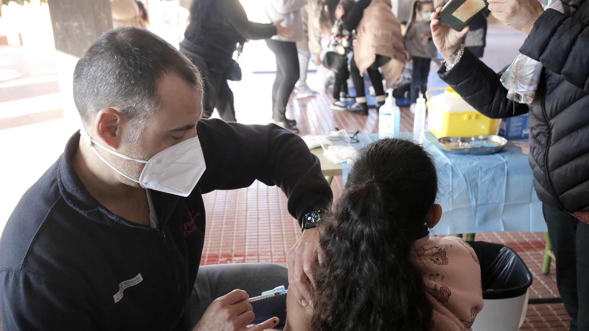 Una niña recibe la vacuna contra el Covid-19, en el CEIP Lucentum, hoy 13 de enero de 2022.