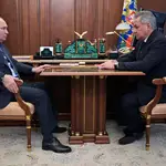 Vladimir Putin con su ministro de Defensa Sergei Shoigu