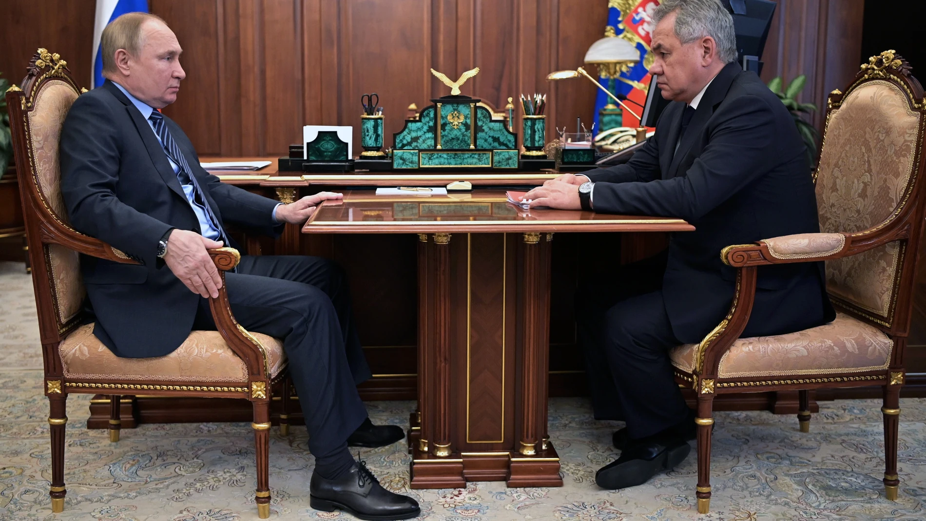Vladimir Putin con su ministro de Defensa Sergei Shoigu