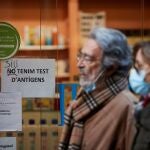 Una farmacia del centro de Barcelona anuncia que disponen de test de antígenos