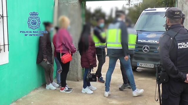 Imagen de un momento de la liberación de las mujeres víctimas de la trata y explotación sexual y laboral