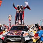 Nasser Al Attiyah y su copiloto Mathieu Baumel celebran la victoria en el Dakar.