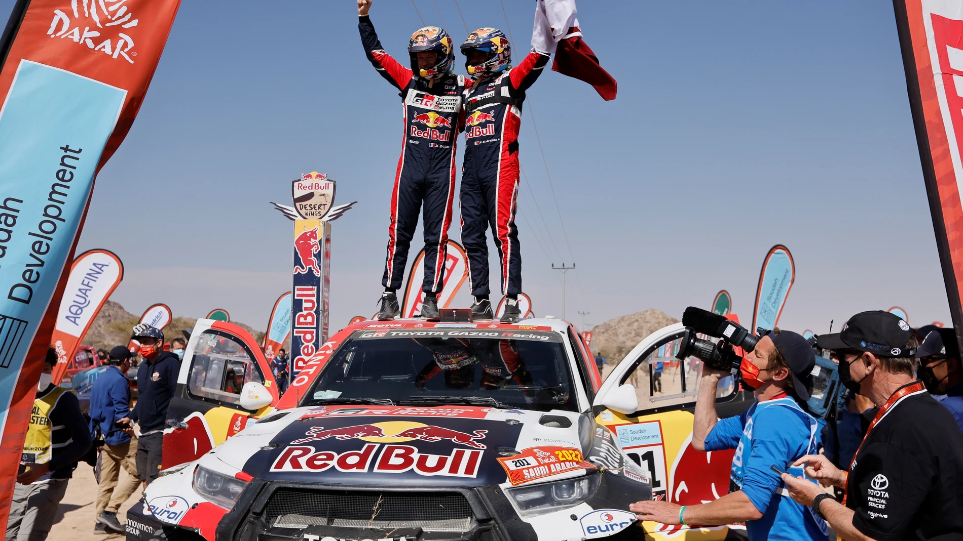 Nasser Al Attiyah y su copiloto Mathieu Baumel celebran la victoria en el Dakar.