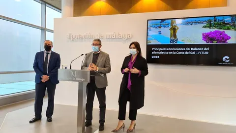 El presidente de la Diputación y de Turismo Costa del Sol, Francisco Salado, en rueda de prensa
