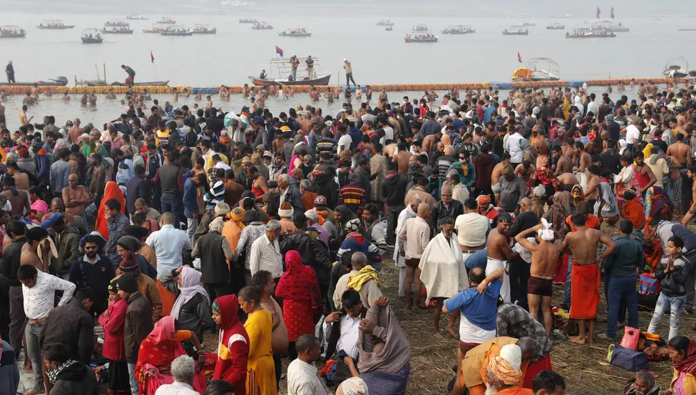 Entre los fieles están los que desafiaron las bajas temperaturas de enero con un baño sagrado en la isla de Ganga Sagar, en la desembocadura del Ganges, en el este de la India, uniéndose a cientos de miles en todo el país para celebrar la festividad.