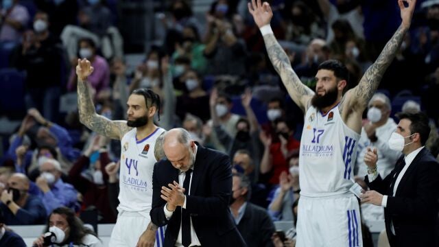 Laso, Taylor y Poirier celebran uno de los triples que anotó el Real Madrid al Bitci Baskonia