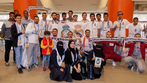 Peña Blancos KSA. Carlos Baldó sujeta en un lado la bandera con los dos escudos