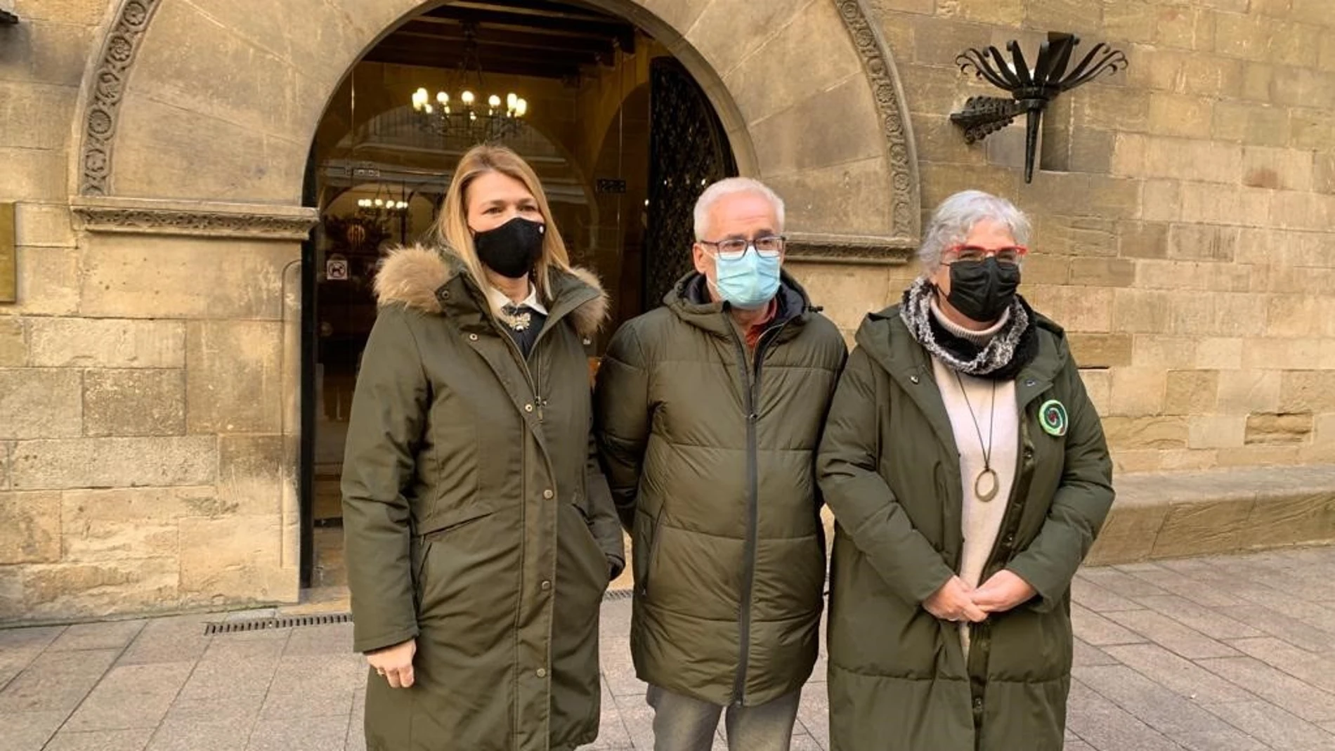 Las concejales socialistas Begoña Iglesias y Carme Valls con el portavoz del grupo, Jaume Sellés, en la puerta del Ayuntamiento de Lleida.