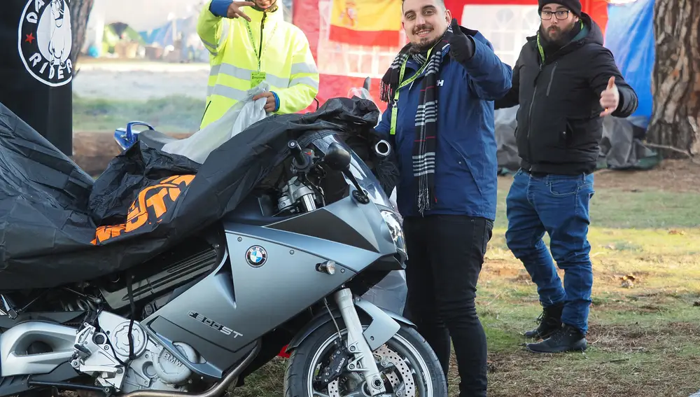 Participantes en la concentración motera Pingüinos, en la zona de acampada, en la antigua hípica militar de Valladolid