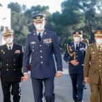 El Rey, acompañado del Jefe de Estado Mayor de la Defensa (JEMAD) y el director del CIFAS