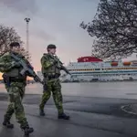 Soldados suecos patrullan las calles de Visby, la capital de la isla báltica de Gotland, en enero