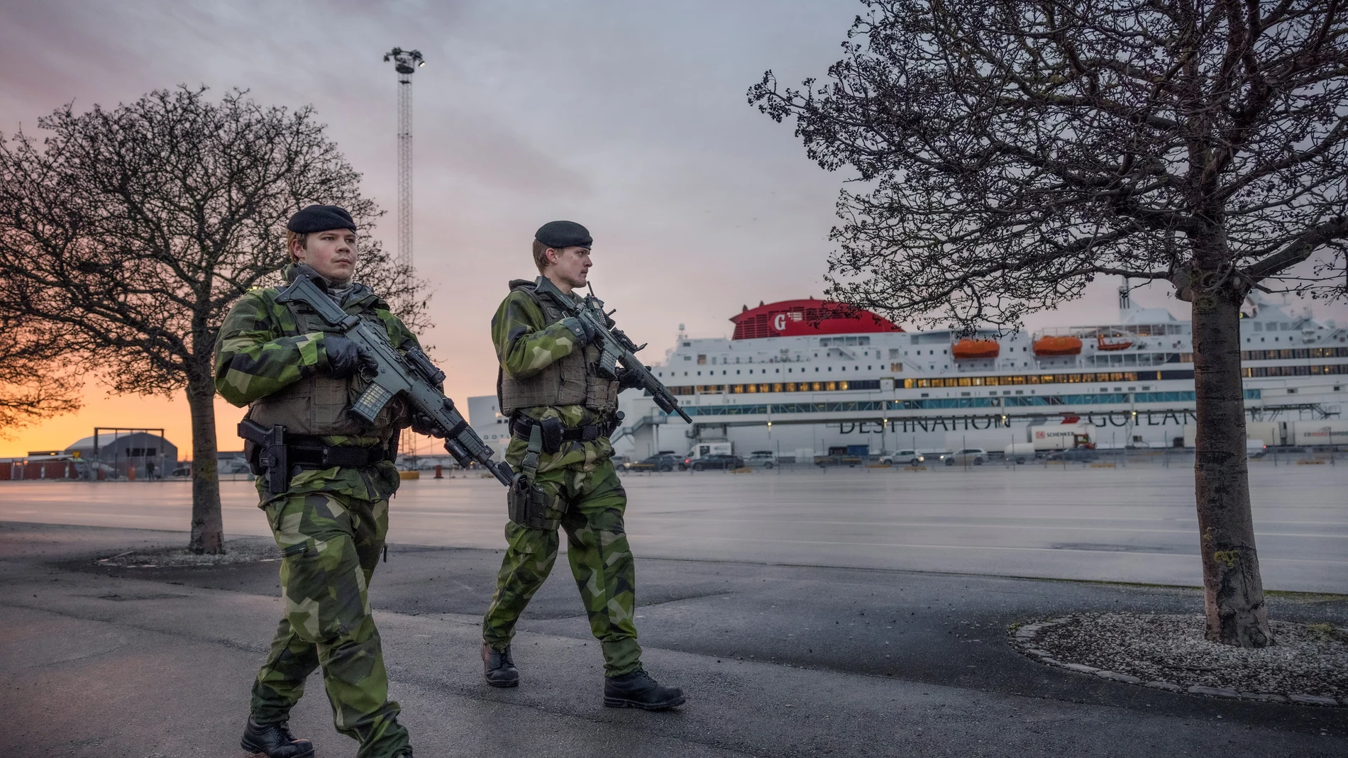 Soldados suecos patrullan las calles de Visby, la capital de la isla báltica de Gotland, en enero