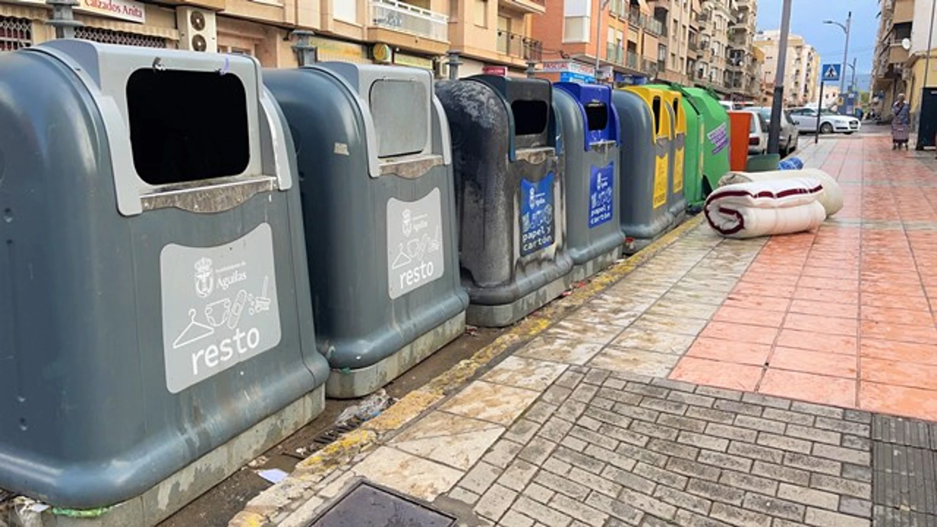 Imagen del entorno de los contenedores sucios en el municipio de Águilas