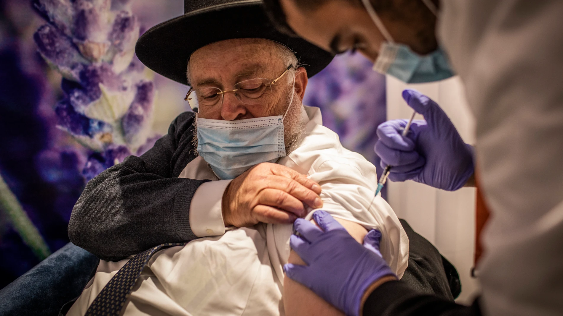 Un judio ortodoxo recive su cuarta dosis de la vacuna frente al la covid de Pfizer-BioNTech en Jerusalen (Israel), a 11 de enero de 2022