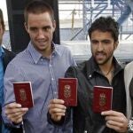 Novak Djokovic muestra junto a Viktor Troicki, Janko Tipsarevic y Nenad Zimonjic el pasaporte diplomático que le concedió en 2011 el Gobierno de Serbia.