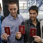 Novak Djokovic muestra junto a Viktor Troicki, Janko Tipsarevic y Nenad Zimonjic el pasaporte diplomático que le concedió en 2011 el Gobierno de Serbia.