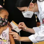 Una niña recibe la vacuna Pfizer contra la COVID-19 en  Sao Paulo (Brasil)